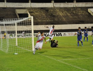 Carlão comemora gol colorado contra a Serc (Foto: Hélder Rafael)