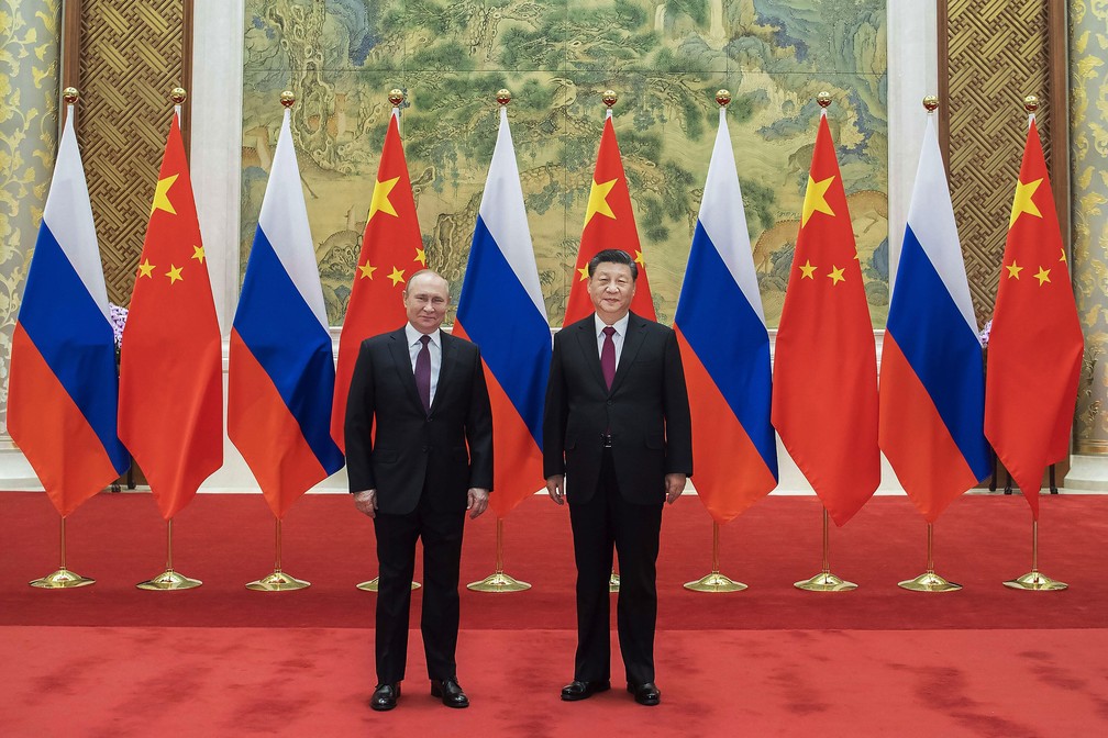 O presidente da Rússia, Vladimir Putin, participa de reunião com o presidente da China, Xi Jinping, em 4 de fevereiro de 2022 em Pequim — Foto: Li Tao/Xinhua via AP