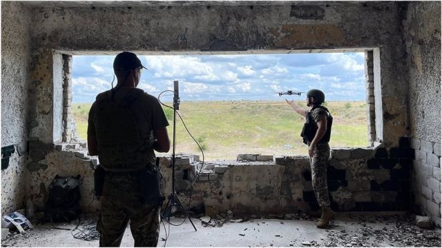Combatentes da resistência ucraniana usam drones para identificar alvos militares (Foto: BBC)