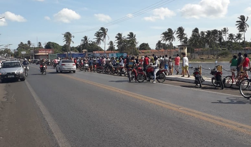 Moradores que passavam pela avenida avistaram o corpo boiando no açude — Foto: Arquivo Pessoal