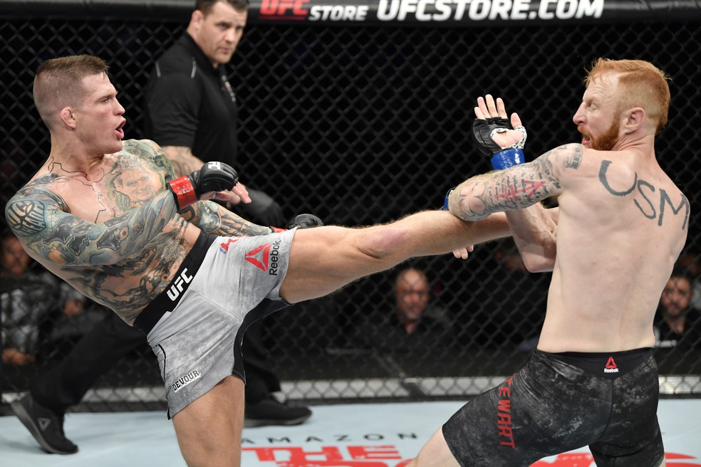 Erik Koch joga um chute alto na luta contra Kyle Stewart que abriu o UFC 240 â?? Foto: Jeff Bottari/Getty Images