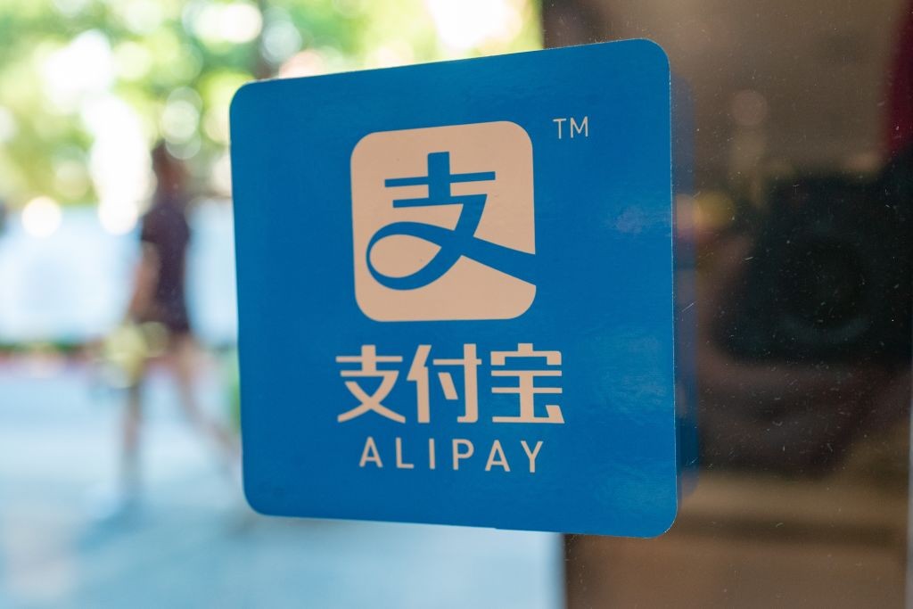 Close-up of logo for Alipay in a retail environment, the payment processing service of Chinese internet conglomerate Alibaba, in the Silicon Valley, San Jose, California, July 5, 2019. (Photo by Smith Collection/Gado/Getty Images) (Foto: Getty Images)