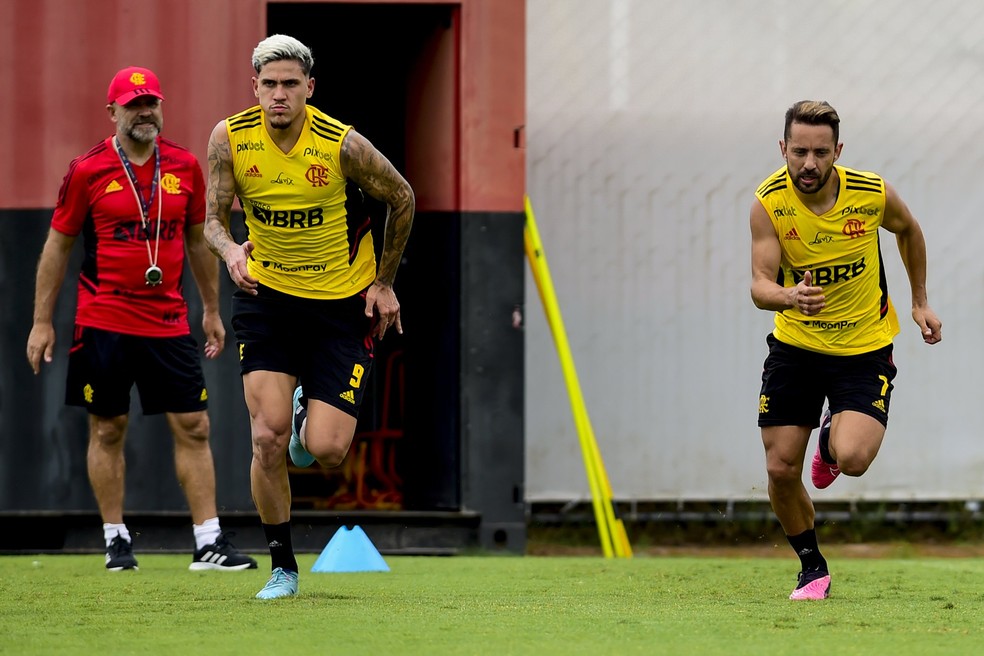 Pedro e Everton Ribeiro no treino do Flamengo &mdash; Foto: Marcelo Cortes/Flamengo