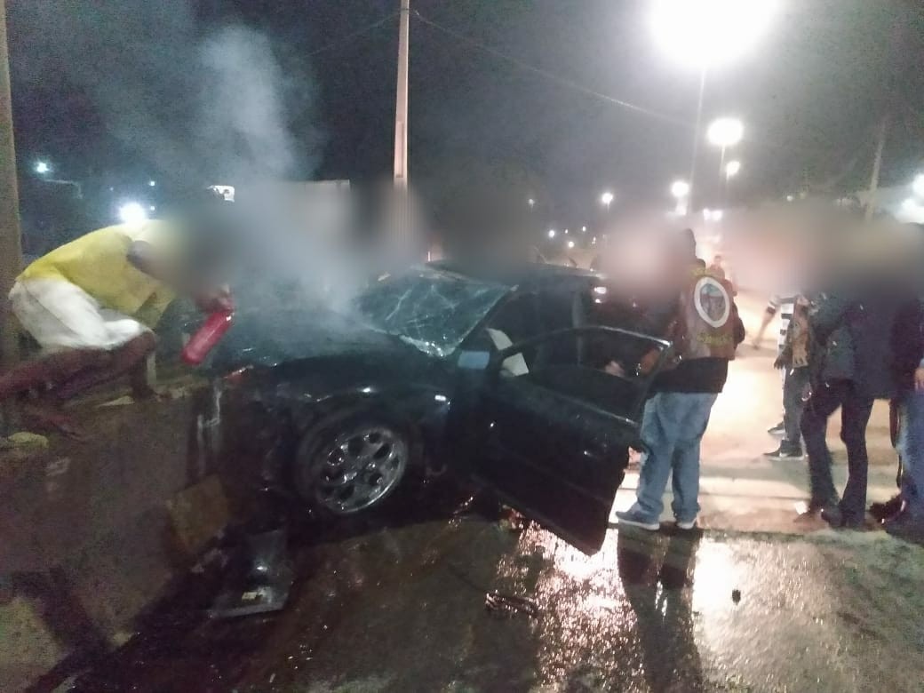 Dois ficam feridos após carro bater em mureta de ponte em Resende