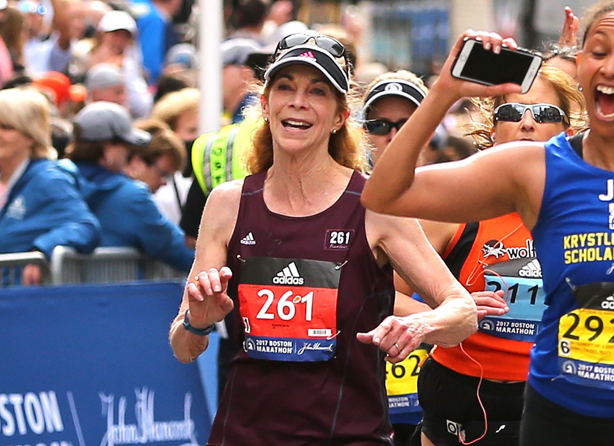 Primeira mulher a correr a Maratona de Boston volta a completar a prova