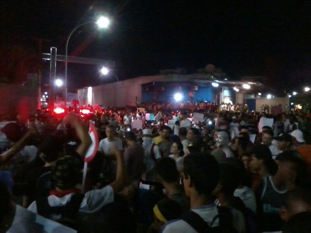 Manifestantes caminham em direção à empresa de transporte (Foto: João Phelipe Soares / G1)