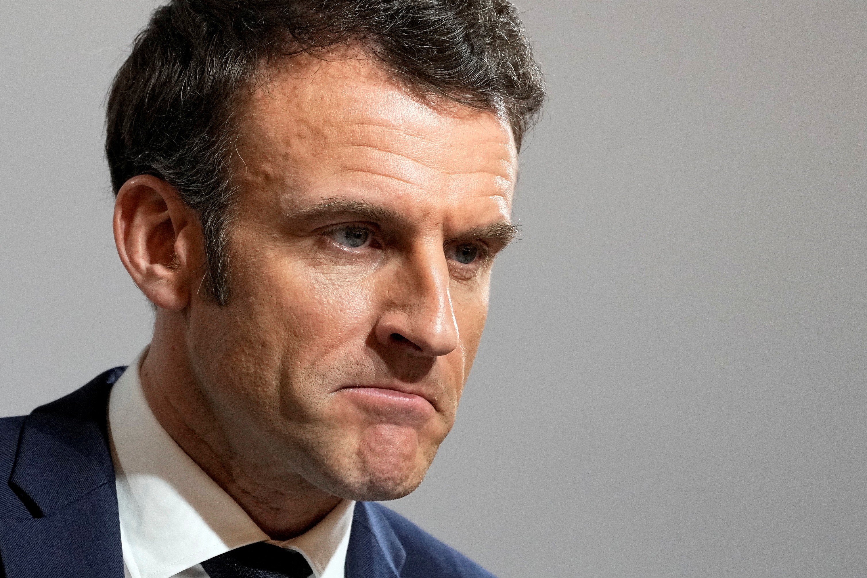 Macron compara violência de protestos em Paris com 8 de janeiro no Brasil