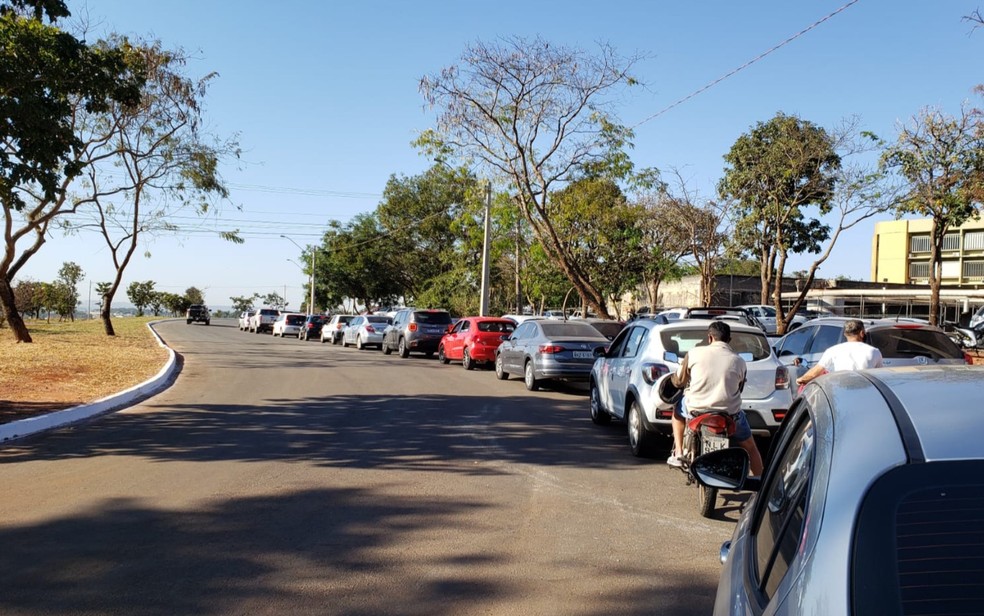 Dezenas de veículos formam longa fila na maratona de 24 horas de vacinação contra Covid-19 no Paço Municipal Goiânia Goiás — Foto: João Vitor Guedes/TV Anhanguera