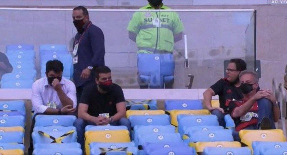 Dirigentes do Flamengo na arquibancada do Maracan&atilde; &mdash; Foto: Reprodu&ccedil;&atilde;o