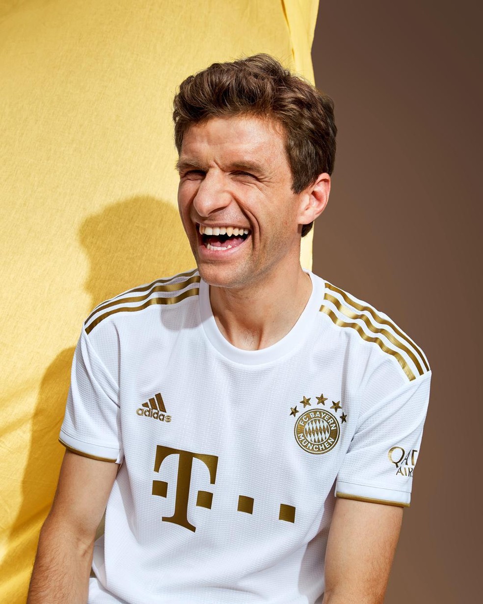 Thomas Müller posa com novo uniforme 2 do Bayern de Munique — Foto: Bayern de Munique