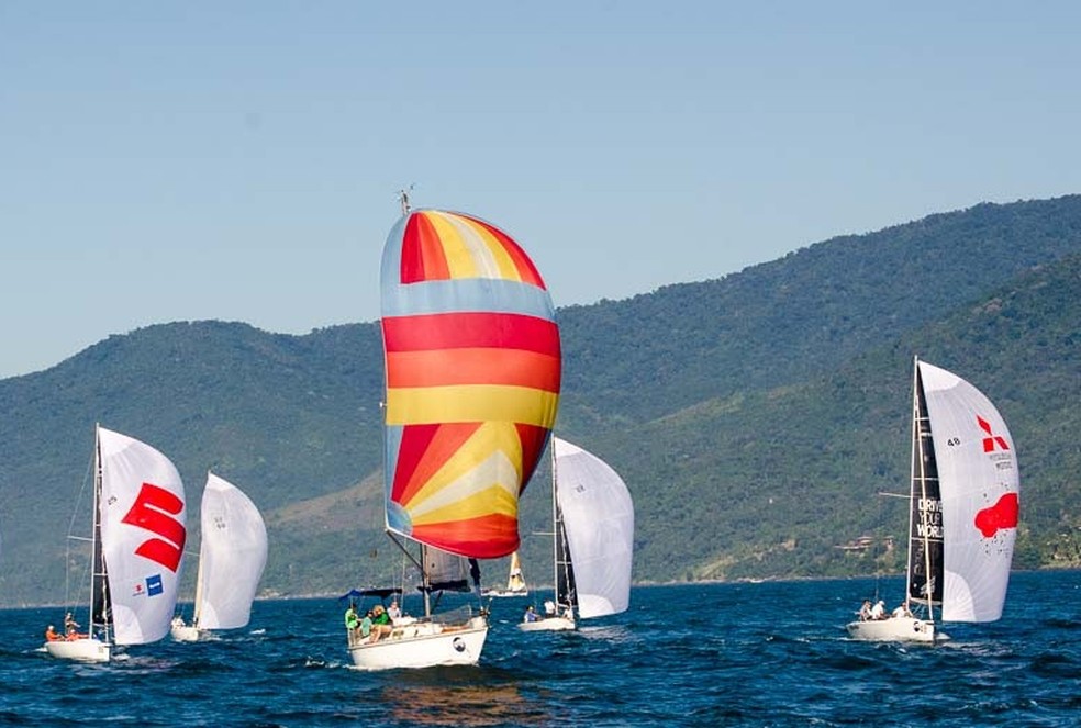 Veleiro Shogun (ao centro) participou de regata em Ilhabela (SP) (Foto: Arquivo Pessoal)