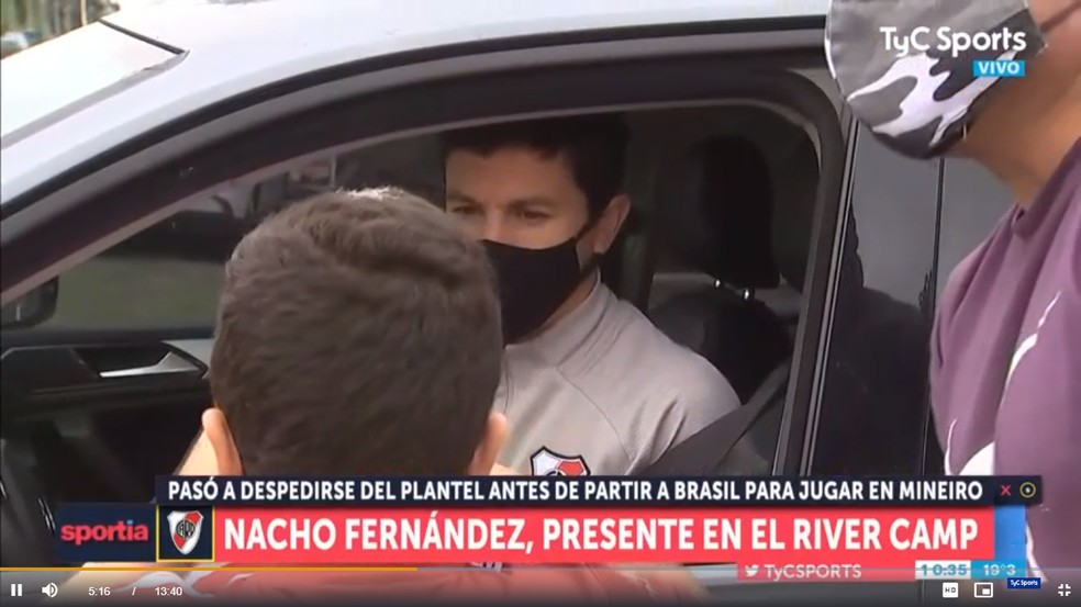 Nacho Fern�ndez distribui �ltimos aut�grafos pelo River � Foto: Reprodu��o/TyC