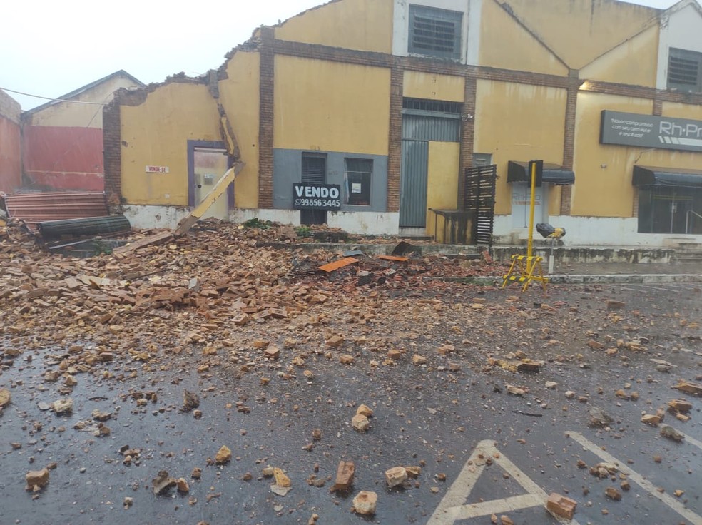 Imóvel parcialmente destruído em Pirajuí (SP) após forte chuva neste domingo (12) — Foto: Arquivo pessoal