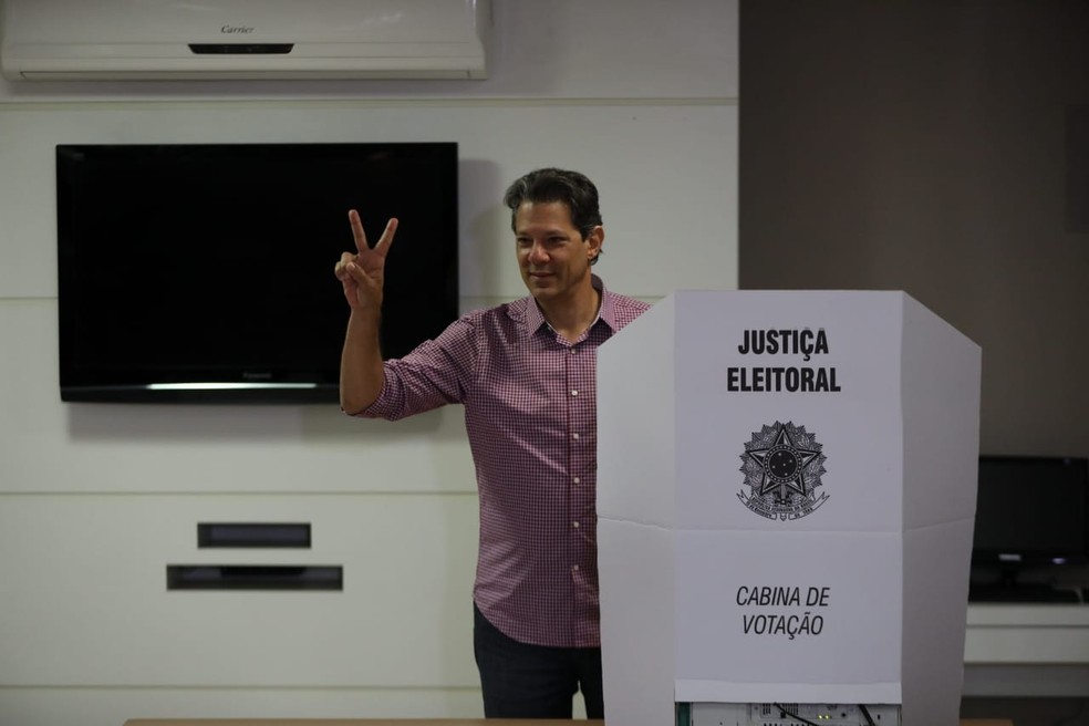 Haddad faz 'V' de vitória após votar em São Paulo — Foto: Marcelo Brandt, G1