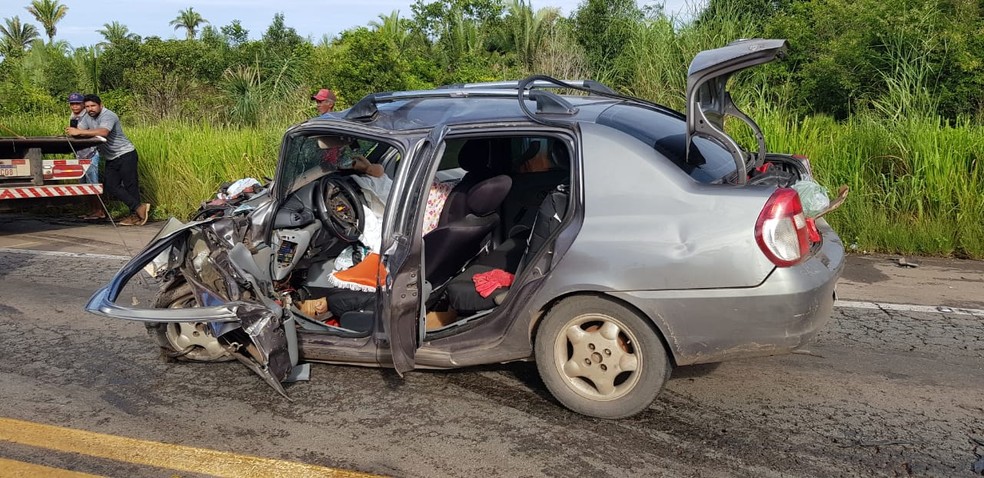 Colisão frontal entre veículos deixa uma pessoa morta e seis feridas na BR-135 — Foto: Divulgação/PRF