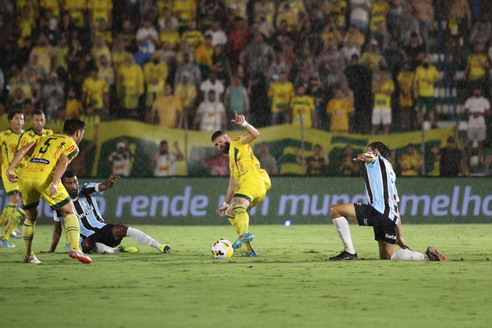 Meio e defesa do Grêmio foram envolvidos pelo Mirassol — Foto: Marcos Freitas/Agência Mirassol