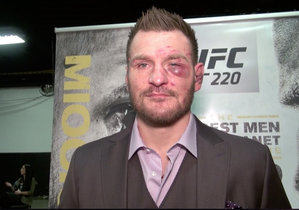 Stipe Miocic ficou com o rosto avariado, mas saiu com a vitória (Foto: Getty Images)