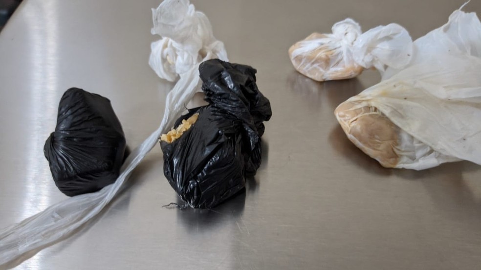 Polícia Militar localizou porções de crack com um dos adolescentes — Foto: Polícia Militar