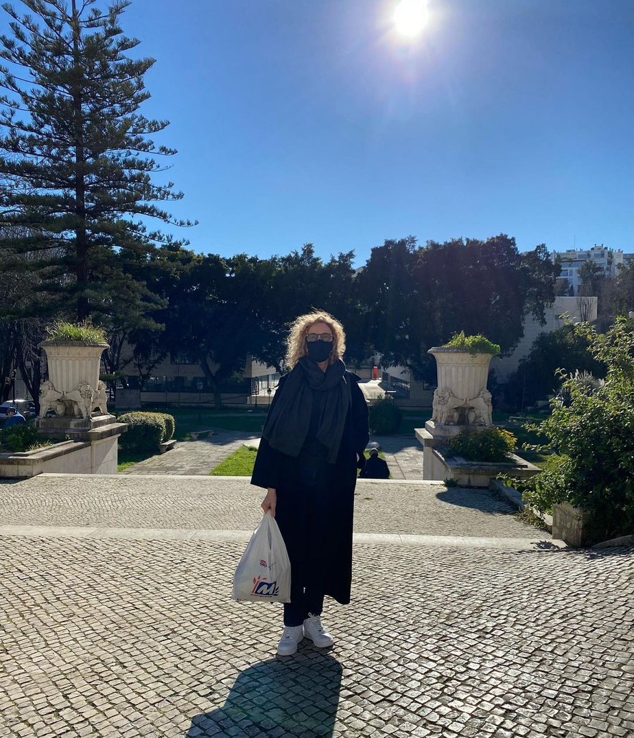 Marília Gabriela posa após compras em Portugal