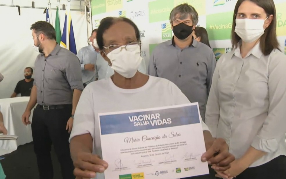 Maria Conceição da Silva é primeira vacinada em Goiás — Foto: Reprodução/TV Anhanguera