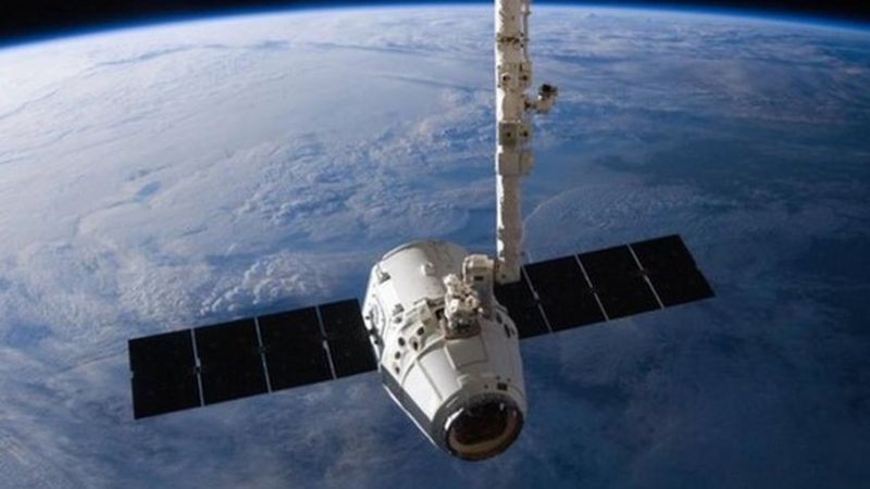 Uma espaçonave da SpaceX, de Elon Musk, leva tripulação e carga para a ISS (Foto: Reuters via BBC News)