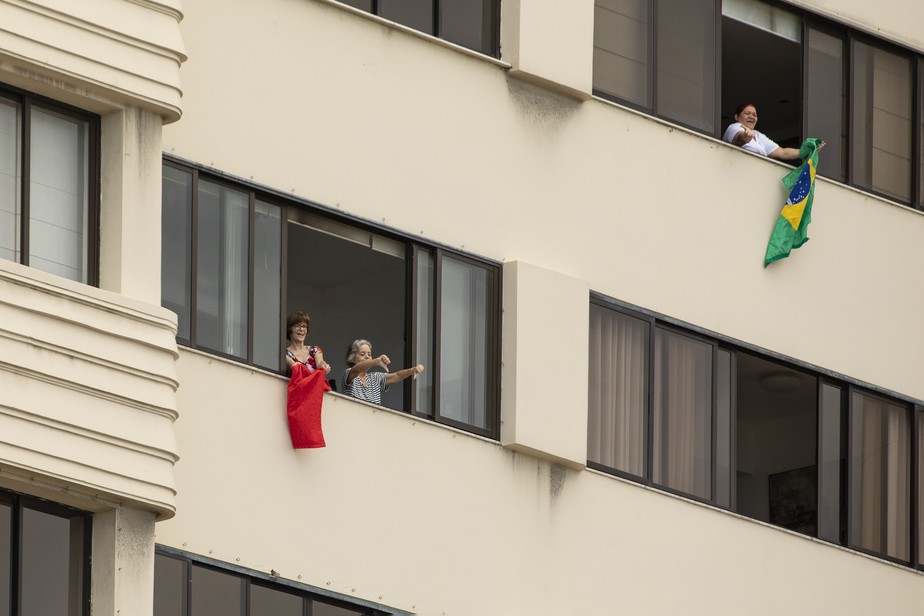 Durante manifestação em Copacabana, manifestaram exibiram diferentes bandeiras nas janelas