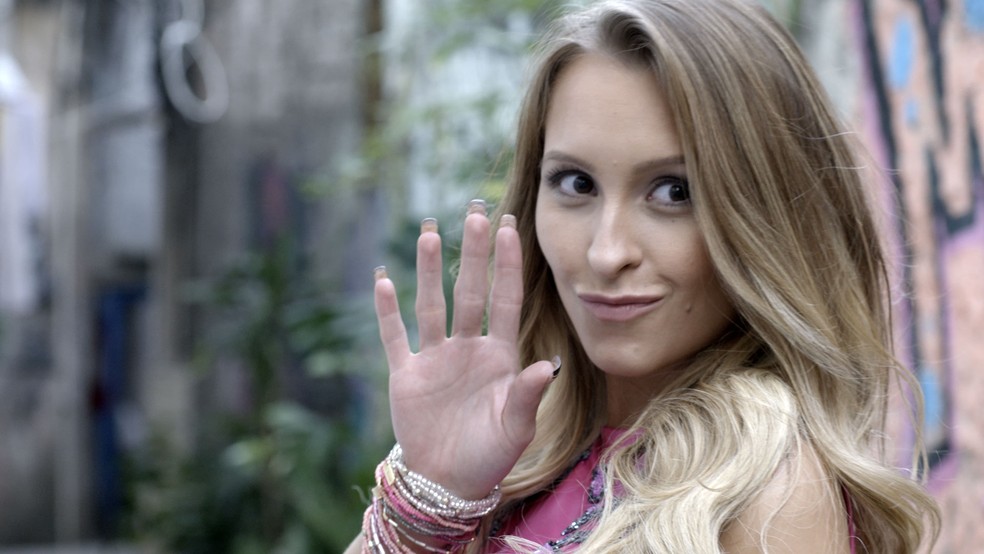 A novinha não se abala com a presença da rival (Foto: TV Globo)