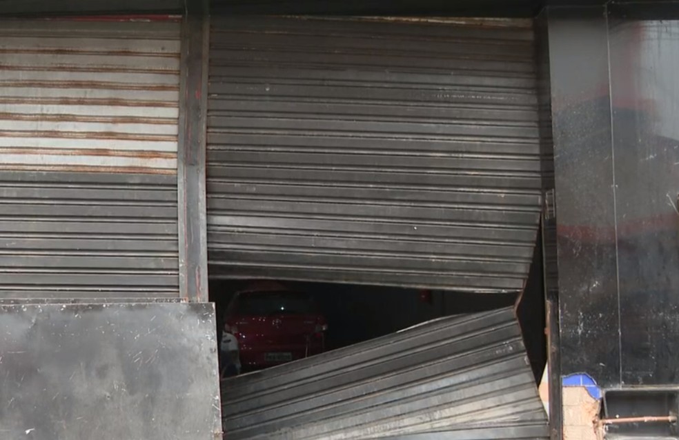 Porta de loja foi arrombada no bairro da Boca do Rio, em Salvador — Foto: Reprodução/TV Bahia