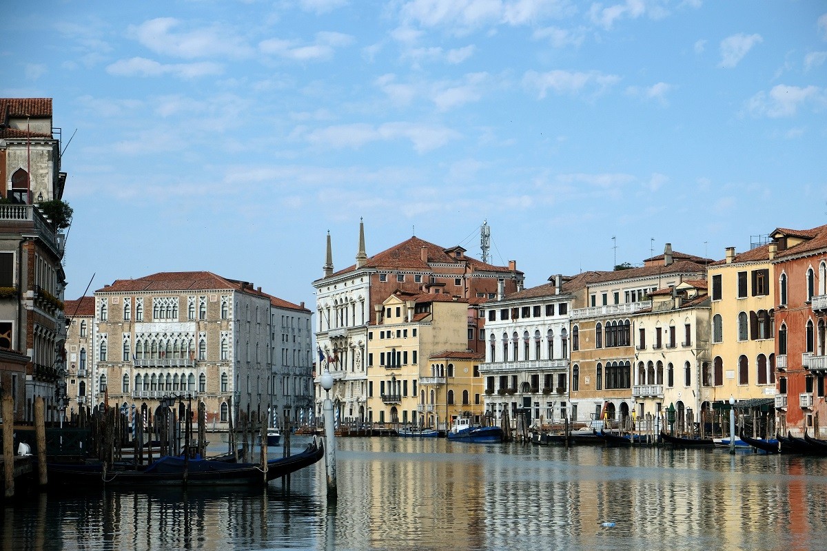 A pandemia mudou também a cara do Grande Canal de Veneza, normalmente lotado de embarcações, turísticas ou nãoReuters