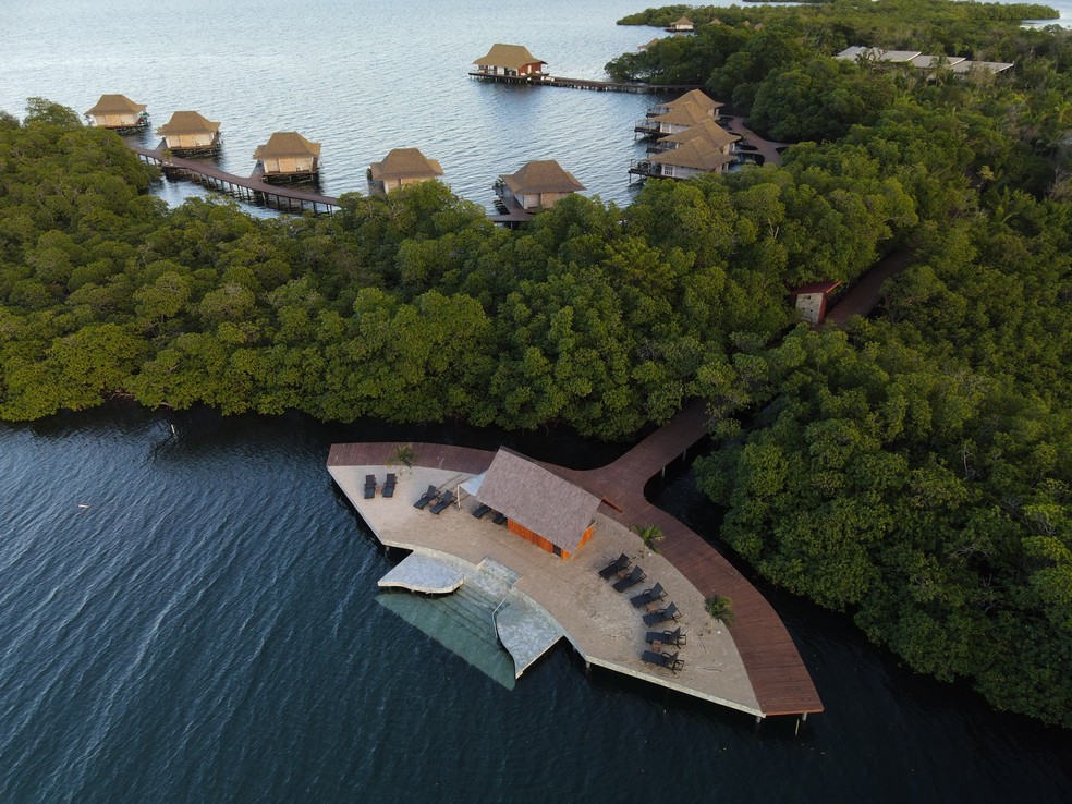 Piscina flutuante do Bocas Bali, resort de luxo em Bocas del Toro, no Panamá — Foto: Divulgação