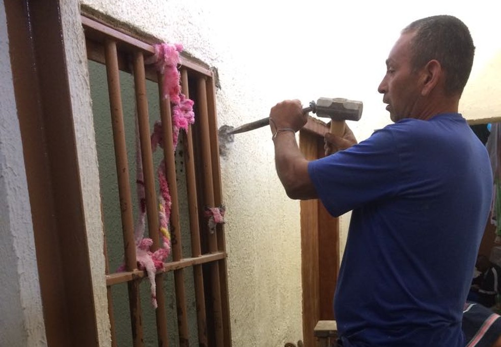 Grades são retiradas da cadeia (Foto: Adepol/Divulgação)