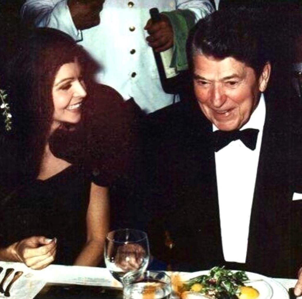 Sonia com o presidente Reagan em um evento filantrópico para levantar fundos para o Afeganistão (Foto: Arquivo pessoal)