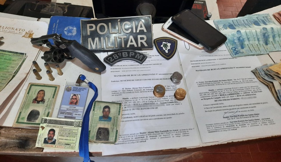 Uma mulher e um homem foram presos com documentos falsos na cidade de Vargem Grande, no Maranhão. — Foto: Divulgação/PM-MA.