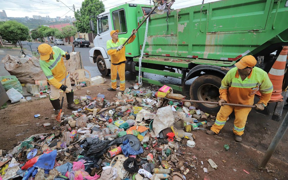 Equipes retiram lixo da casa de Elídia de Oliveira, de 72 anos — Foto: Alexandre de Azevedo/Prefeitura de Ribeirão Preto