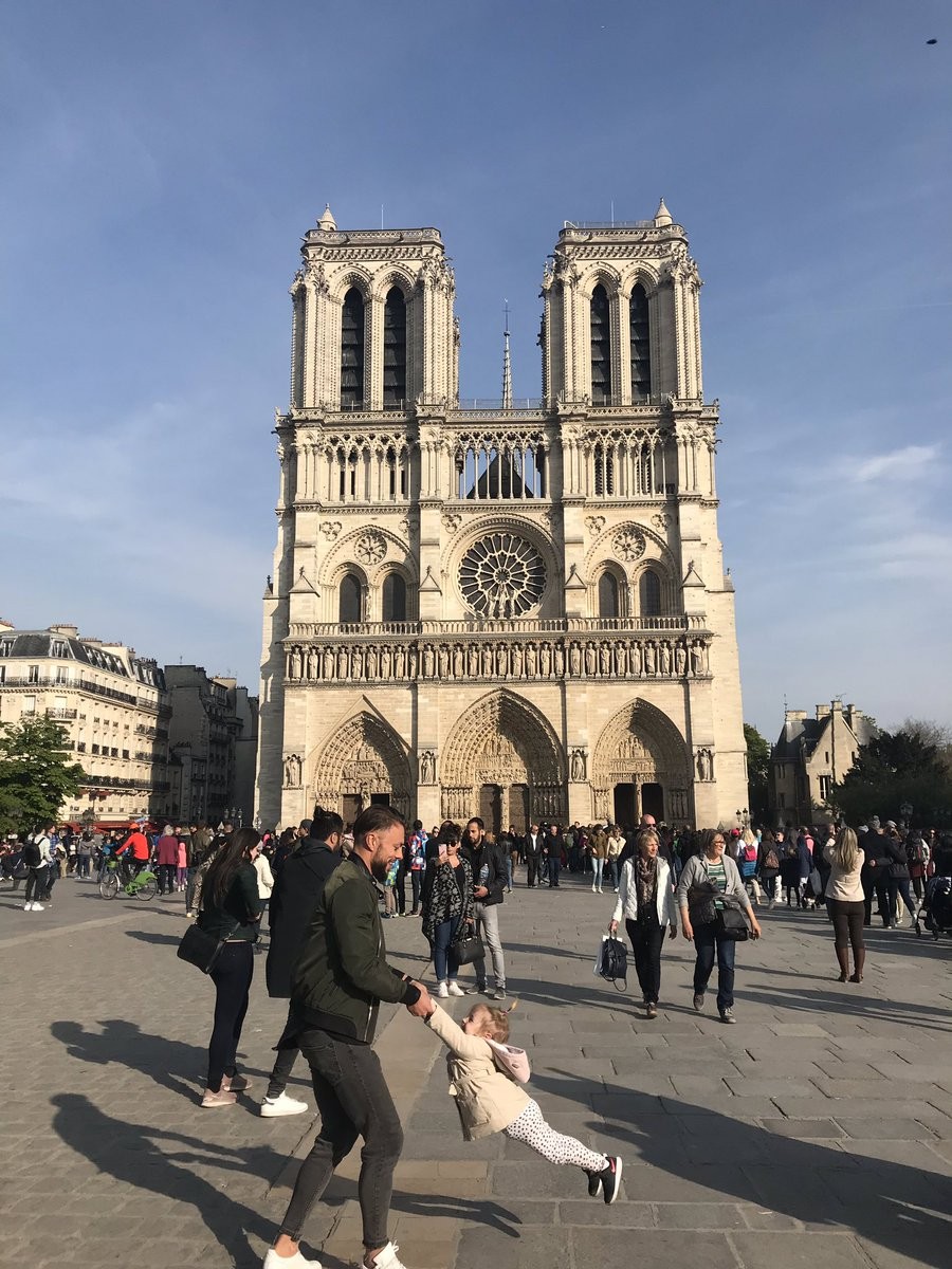 A foto postada pela jovem minutos antes do incêndio na Notre-Dame (Foto: Reprodução/Twitter)