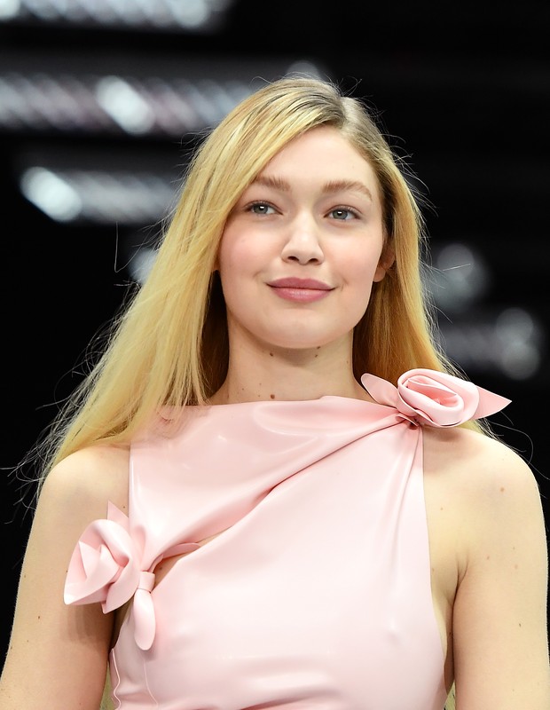 PARIS, FRANCE - MARCH 03: (EDITORIAL USE ONLY - For Non-Editorial use please seek approval from Fashion House) Gigi Hadid walks the runway during the Coperni Womenswear Fall/Winter 2022-2023 show as part of Paris Fashion Week on March 03, 2022 in Paris, F (Foto: WireImage)