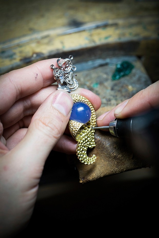 INDIAN AND ATLANTIC OCEANS: Fée des Mers clip sea fairy resting on a chalcedony reef in the workshop / Savoir-Faire (Foto: VAN CLEEF & ARPELS)