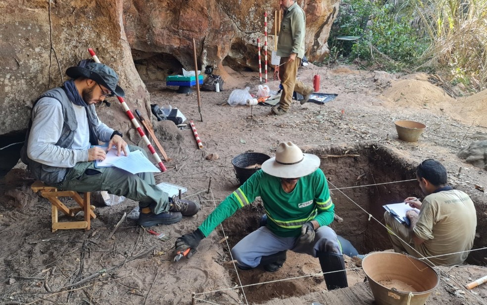Arqueólogos escavam sítio arqueológico de  mais de 3,5 mil anos em Montes Claros de Goiás — Foto: Divulgação/Sapiens Arqueologia