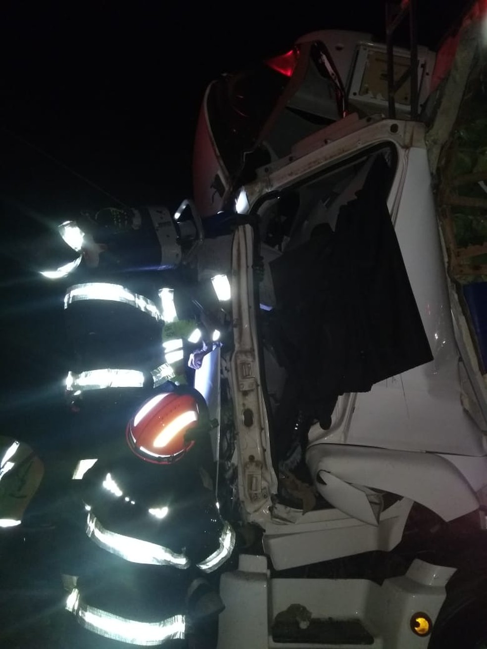 Acidente envolveu dois caminhões na rodovia Raposo Tavares em Assis, que precisou ficar interditada até o resgate — Foto: Arquivo pessoal