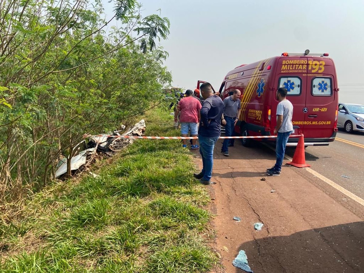 Motorista Perde Controle De Carro Em Curva Bate De Frente Com Carreta E Morre Preso às