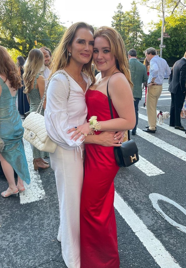 Filha de Brooke Shields, Rowan Francis Henchy repete vestido da mãe em evento de formatura (Foto: Reprodução/Instagram)
