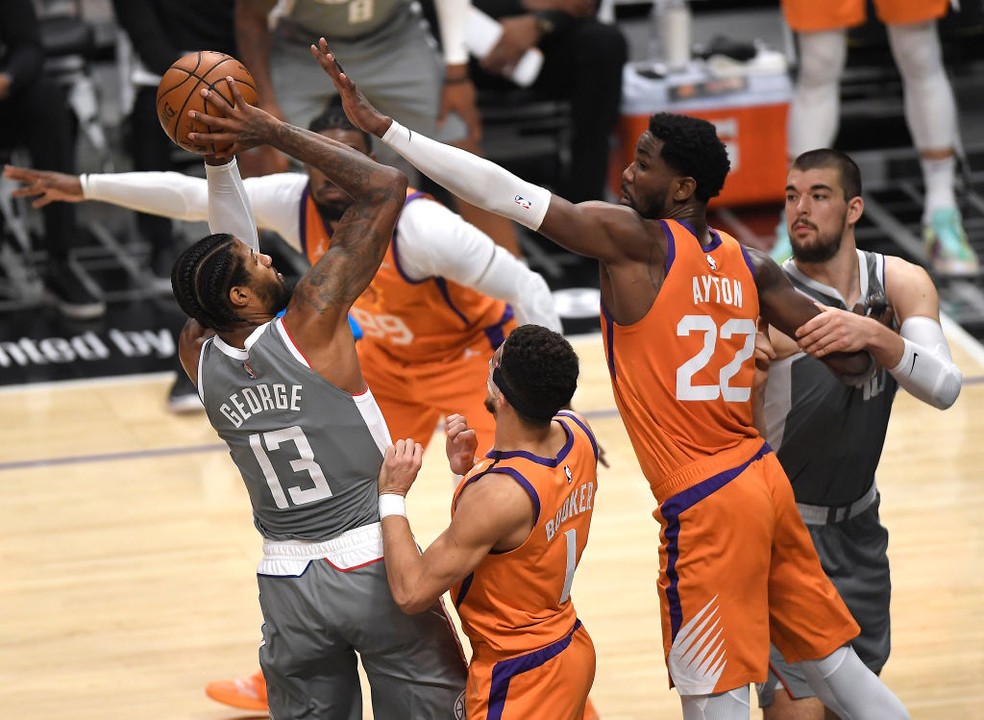 Ayton domina o garrafão — Foto: Kevork Djansezian/Getty Images