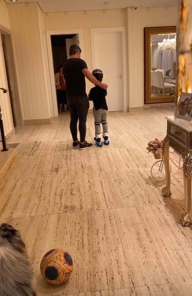 Filho de Simone aprende a andar de patins na sala de estar da mansão onde moram (Foto: Reprodução / Instagram)