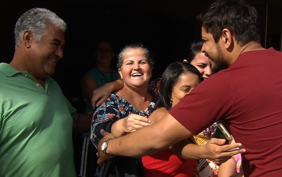 Homem acha bolsa roubada com passaportes de universitários de medicina da Bolívia e localiza donos após post nas redes sociais — Foto: TV Anhanguera/Reprodução