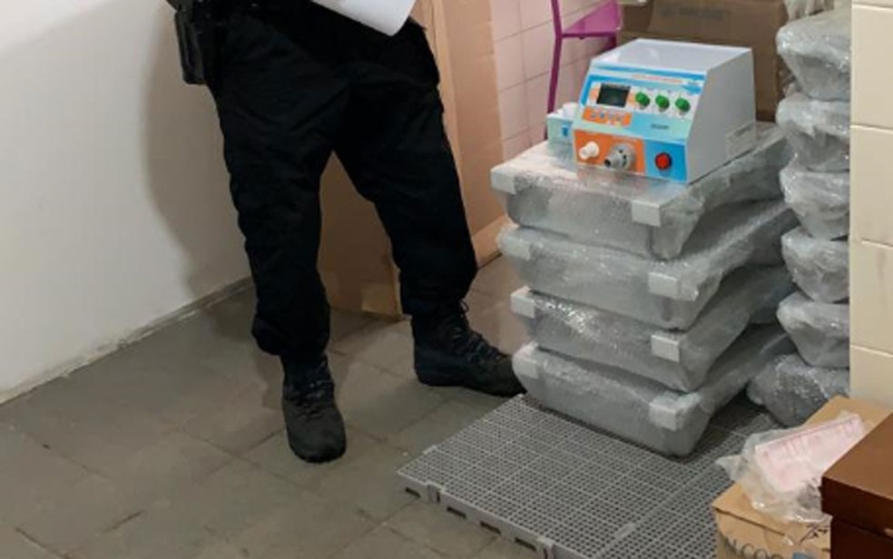 Polícia Federal fez buscas e encontrou 25 respiradores em galpão de empresa — Foto: Divulgação/PF