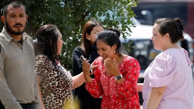 Famílias se consolam após ataque a tiros contra escola no Texas (Foto: REUTERS via BBC)