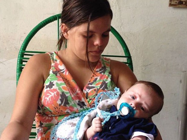 Mães esperam o diagnóstico dos bebês em Pernambuco (Foto: BBC Brasil)