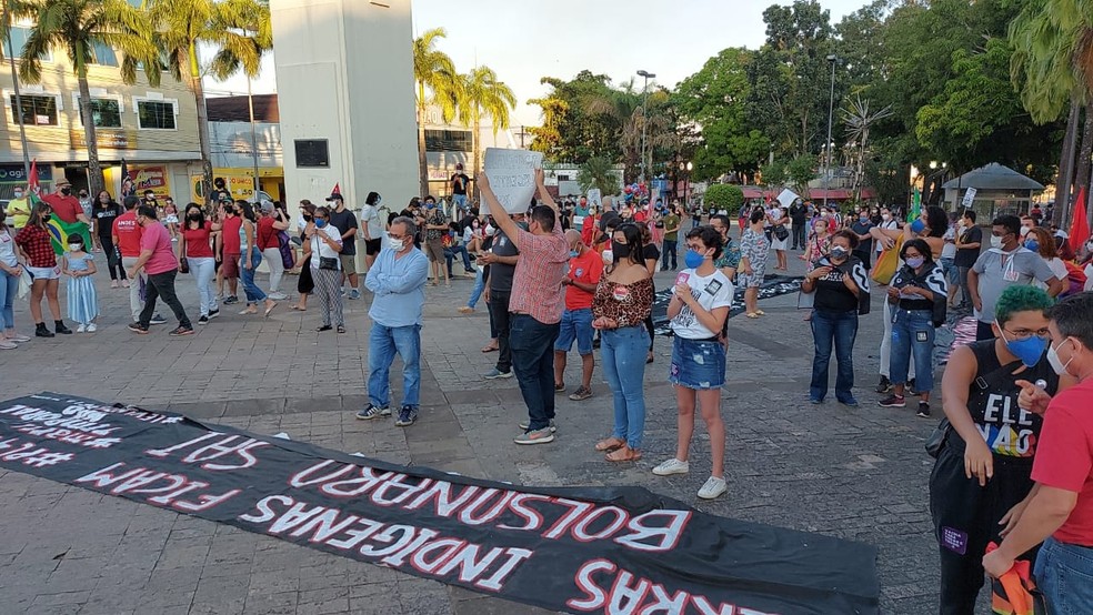 Manifestantes protestam contra Bolsonaro — Foto: Murilo Lima/Rede Amazônica