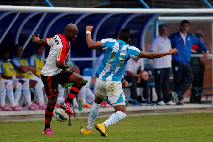 Armero estreia com voleio, passes errados e trabalho com lateral do Avaí