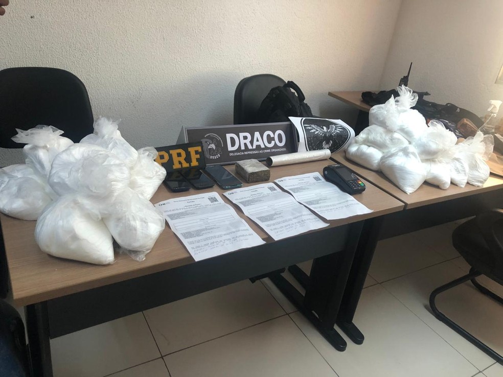 No esconderijo do foragido, foram apreendidos 25 kg de um pó branco utilizado no refino da cocaína e 200 gramas de maconha — Foto: PRF/Reprodução